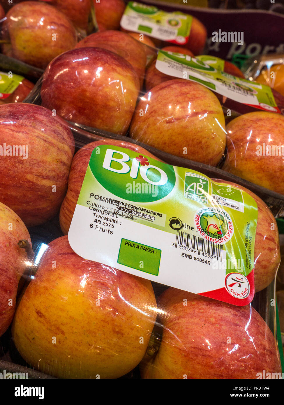 BIO biologisch-organischen Farm Obst Äpfel auf der Anzeige für den Verkauf in französischen Supermarkt verpackt Stockfoto