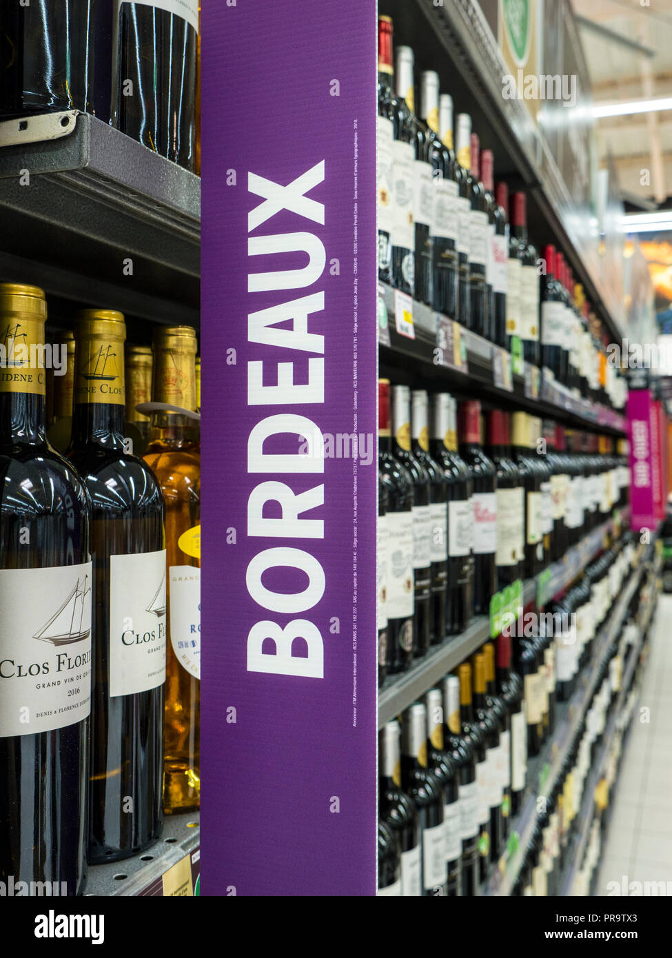 Französischer Wein Supermarkt Gang mit BORDEAUX Werbemittel Banner in französischen Supermarkt, Wein Sorten POS-Promotion Werbung Bretagne Frankreich Stockfoto