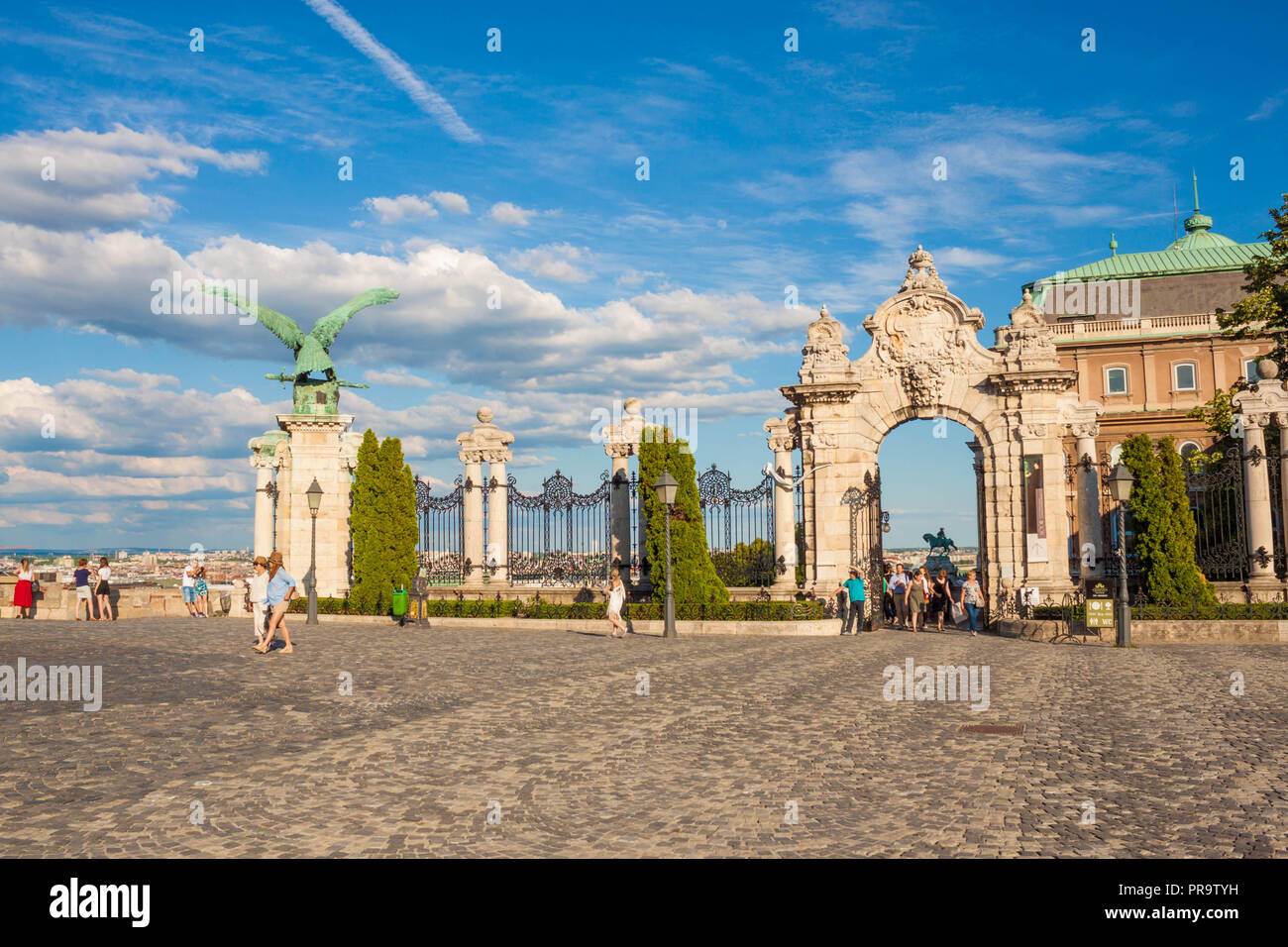 Budapest, Ungarn - Juni 5, 2017: Turul bird Statue und die Budaer Burg (Königlicher Palast) Toren auf dem Burgberg. Stockfoto