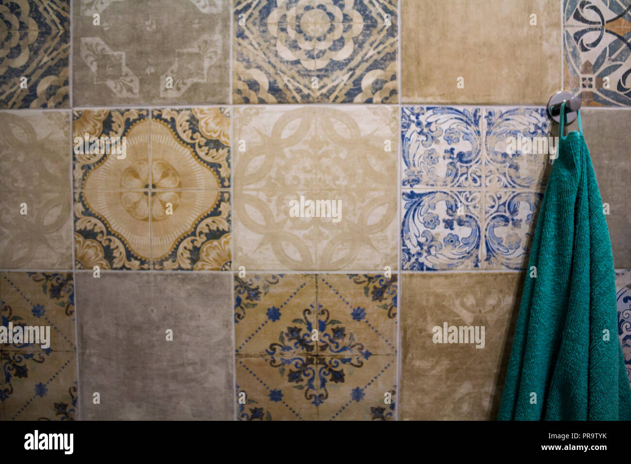 Blau Handtuch hängt am Haken Stockfoto