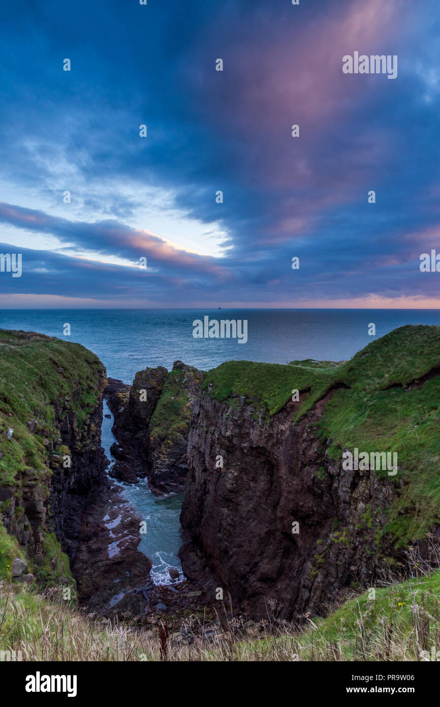 Klippen am Doonies Gähnen, Aberdeen Küste. Stockfoto