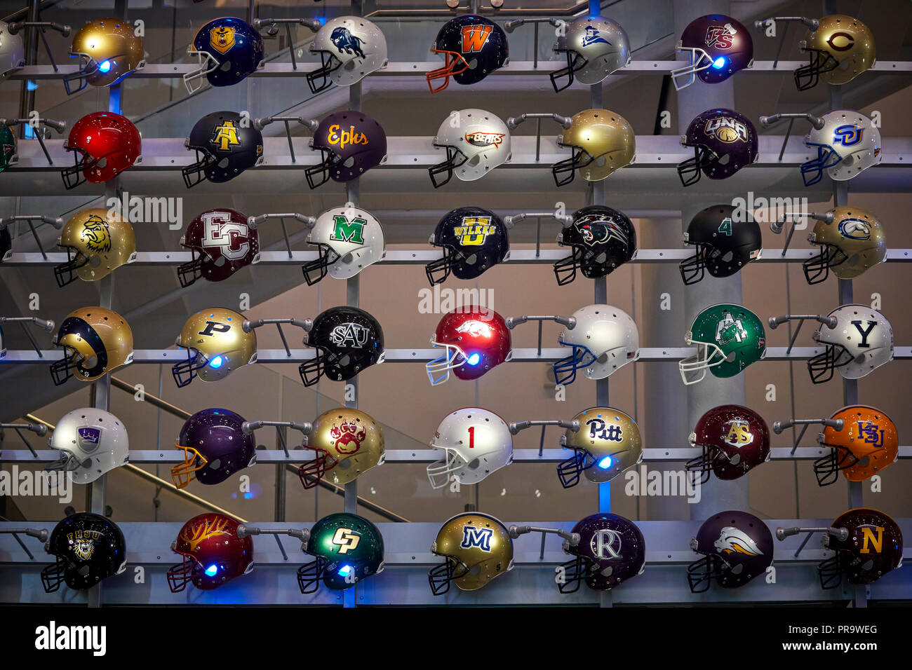 Atlanta, Hauptstadt des US-Bundesstaates Georgia, Fußball Helm wall Display in der College Football Hall of Fame touristische Attraktion Stockfoto