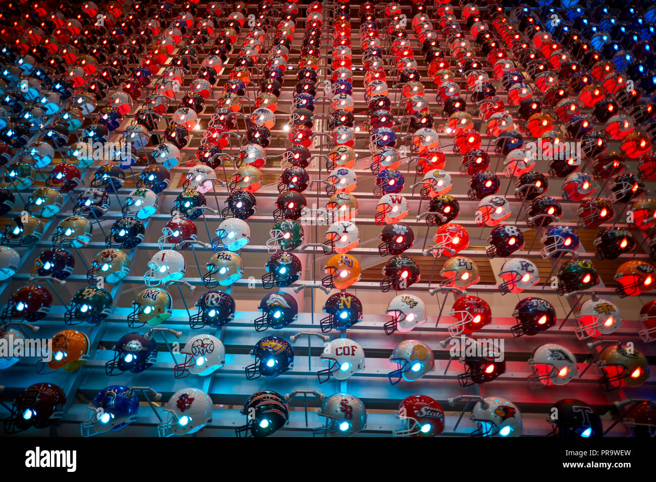 Atlanta, Hauptstadt des US-Bundesstaates Georgia, Fußball Helm wall Display in der College Football Hall of Fame touristische Attraktion Stockfoto