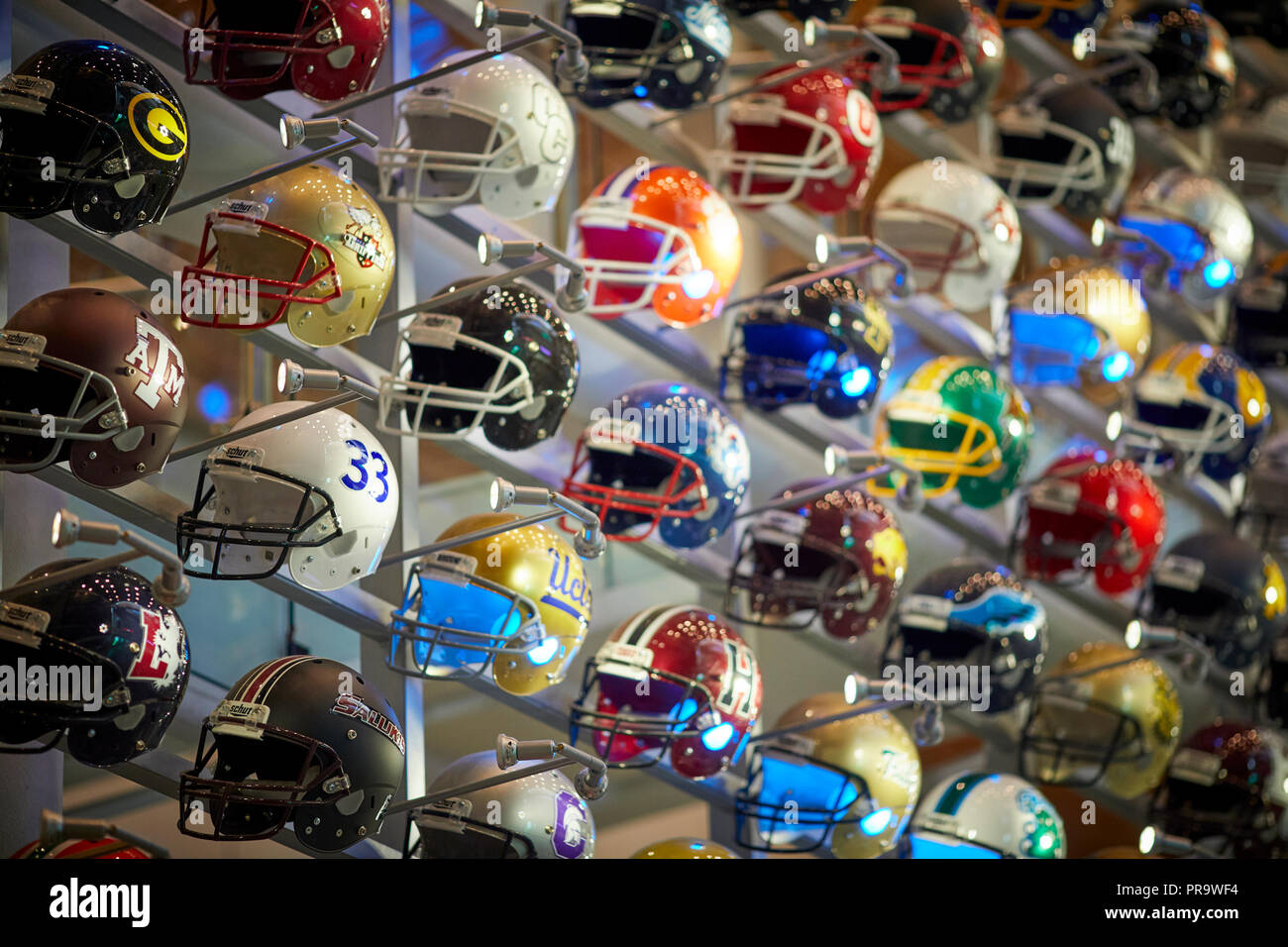 Atlanta, Hauptstadt des US-Bundesstaates Georgia, Fußball Helm wall Display in der College Football Hall of Fame touristische Attraktion Stockfoto