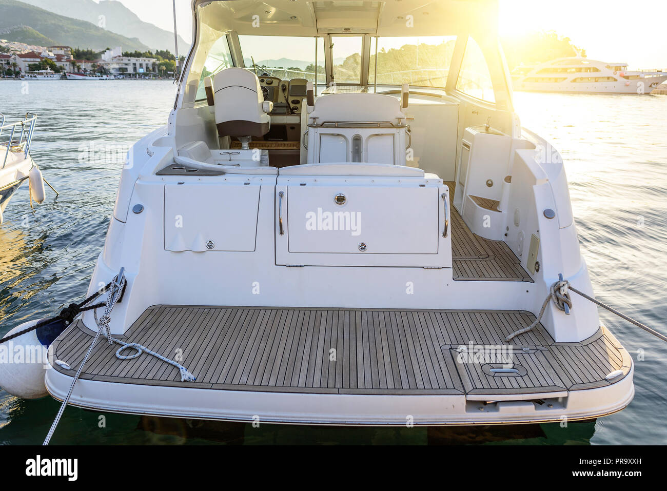 Yachtcharter an der Marina am Abend. Stockfoto