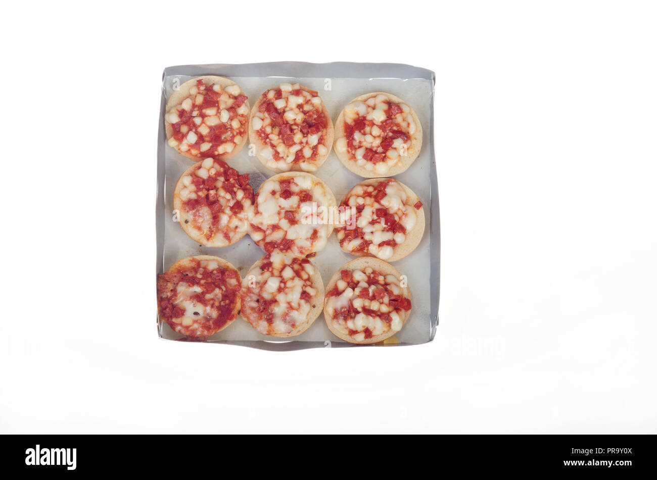 Fach für die Mikrowelle Mini Bagel Pizza beißt mit Tomatensauce, Mozzarella Käse und Salami gekocht Stockfoto