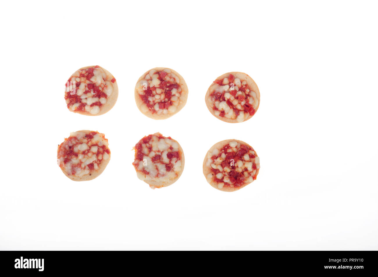 Sechs mini Bagel pizza beißt auf Weiß mit Tomatensauce, Mozzarella Käse und Salami von oben Stockfoto