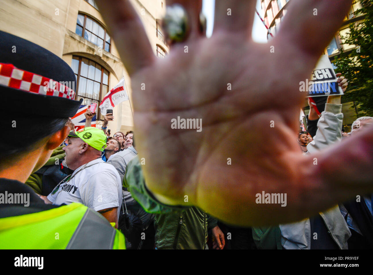 Die demonstranten als Tommy Robinson erschien in der Zentralen Strafgerichtshof (Old Bailey), London beschuldigt von der Missachtung des Gerichts. Hand, Palm Kamera weg drücken Stockfoto