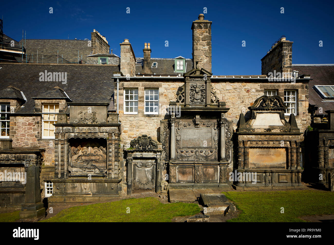 Edinburgh, Schottland Grassmarket im Inneren Greyfriars Kirkyard Gräber entlang der Wände Stockfoto