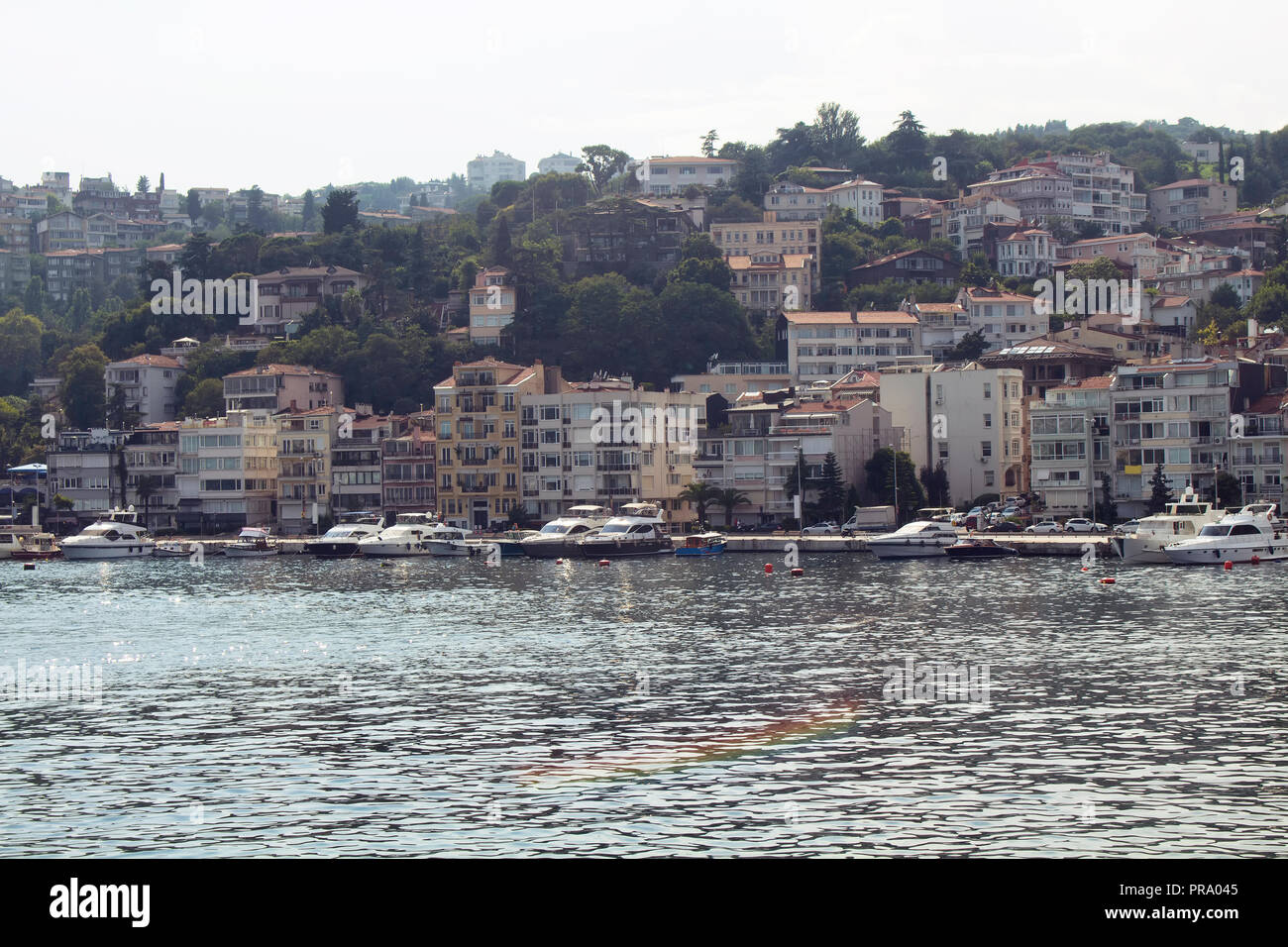 Anzeigen von Motorbooten und Yachten, bauten auf europäischer Seite und den Bosporus in Istanbul. Es ist ein sonniger Sommertag. Stockfoto