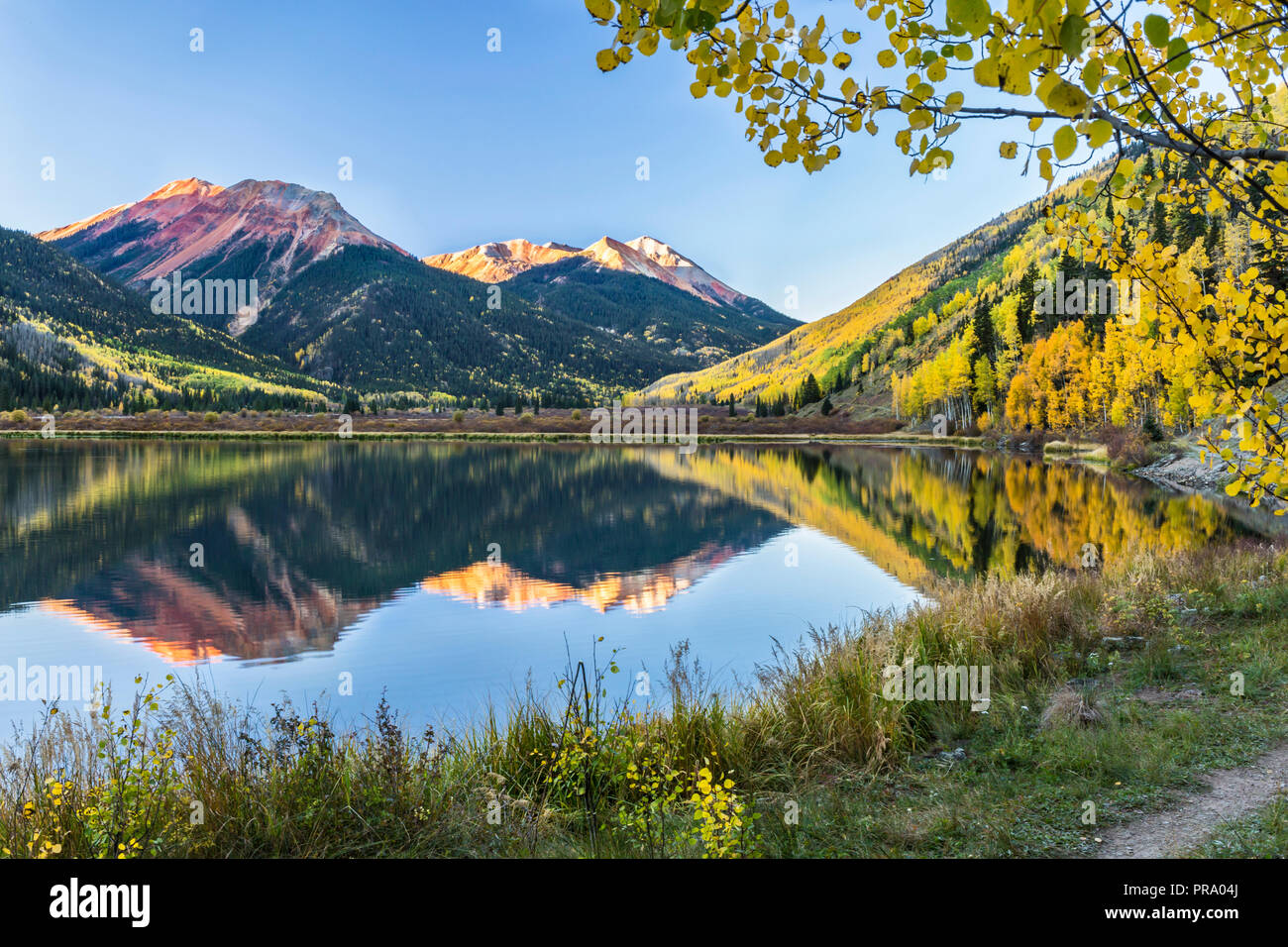 Die roten Berge und goldene Espen auf Hayden Berg spiegelt sich in Crystal Lake in den Uncompahgre National Forest im Süden von Ouray, Colorado. Stockfoto
