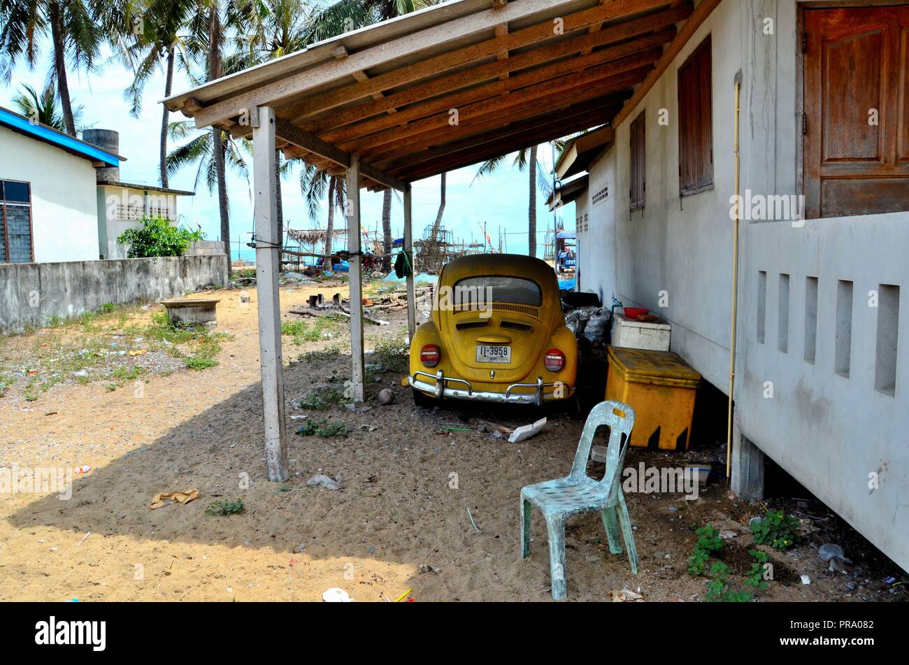 Klassische deutsche Volkswagen Beetle gelb Auto unter Schutz in Pattani Thailand geparkt Stockfoto
