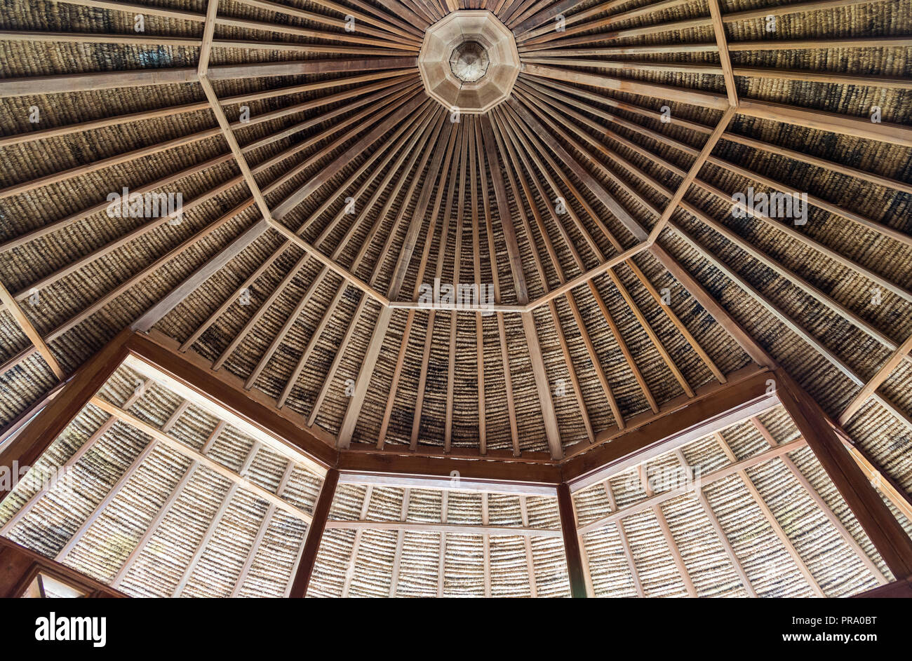 Komplizierte Strahl Struktur einer Lodge Dach imitieren indigenen Gras Hütte. Wamena, Papua, Indonesien. Stockfoto