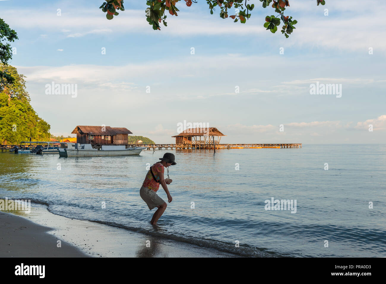 Eine Frau, die das Sammeln von Muscheln an einem Beach Resort in Insel Waigeo, West Papua, Indonesien. Stockfoto