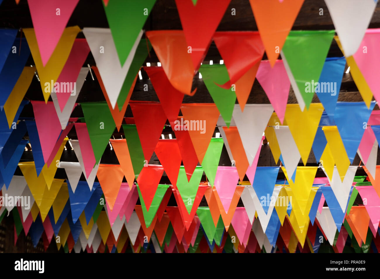 Stapel der bunten Dreieck Flagge an der Decke dekoriert Stockfoto