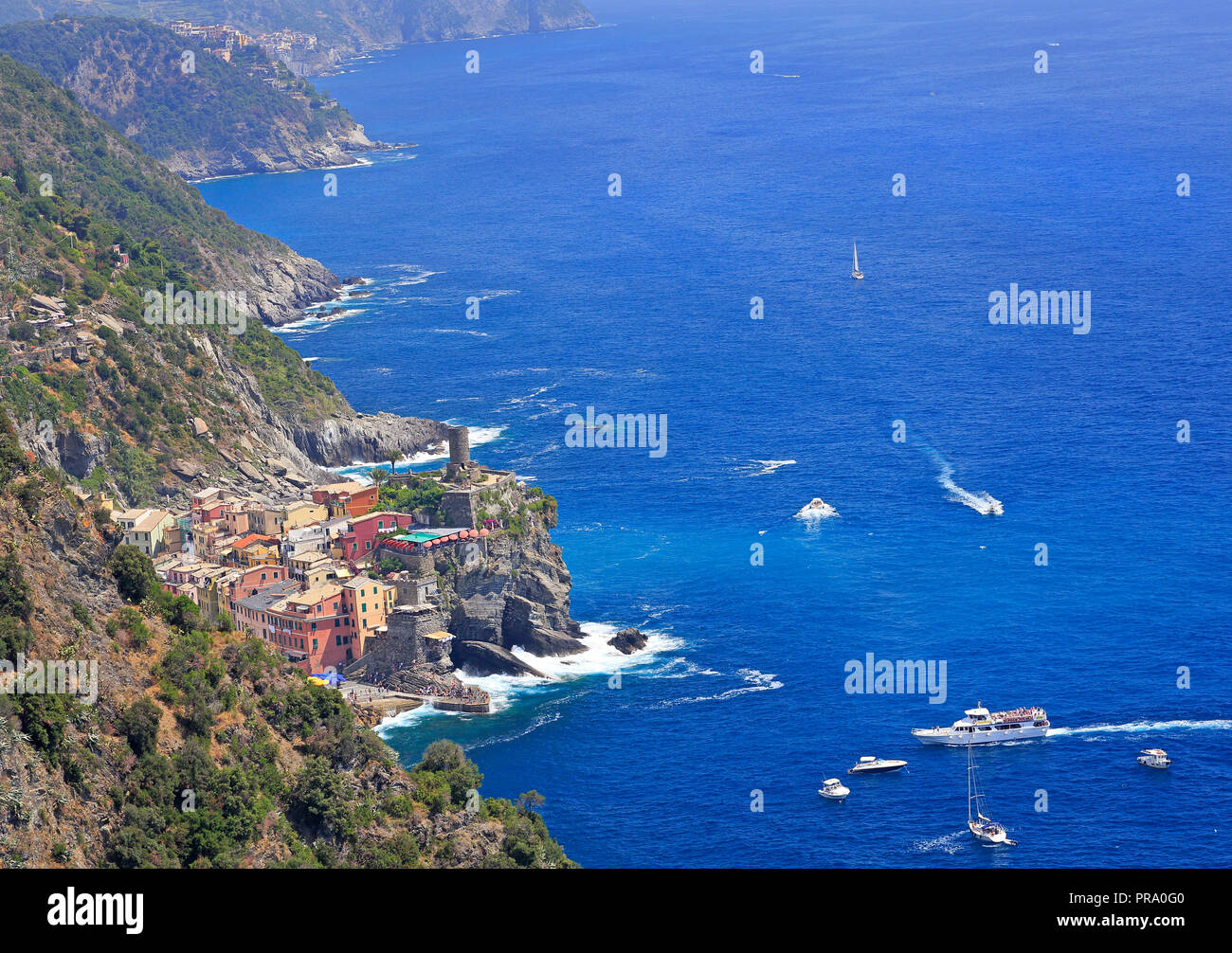 Luftaufnahme von Vernazza vilagge und mediterrane Küste, Cinque Terre, Italien Stockfoto