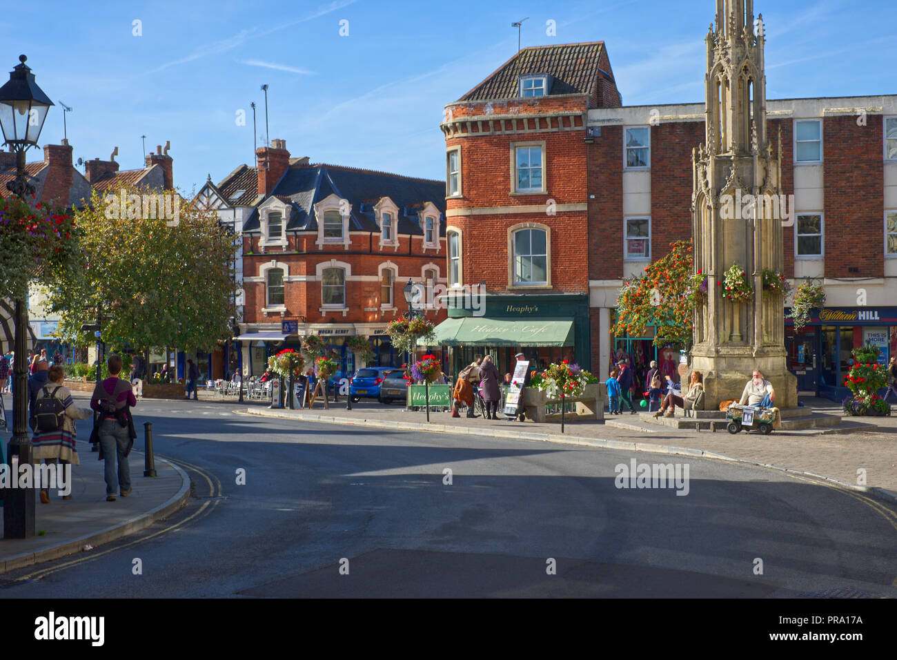 Marktplatz Szene an einem sonnigen Tag in Glastonbury, Somerset, Großbritannien Stockfoto