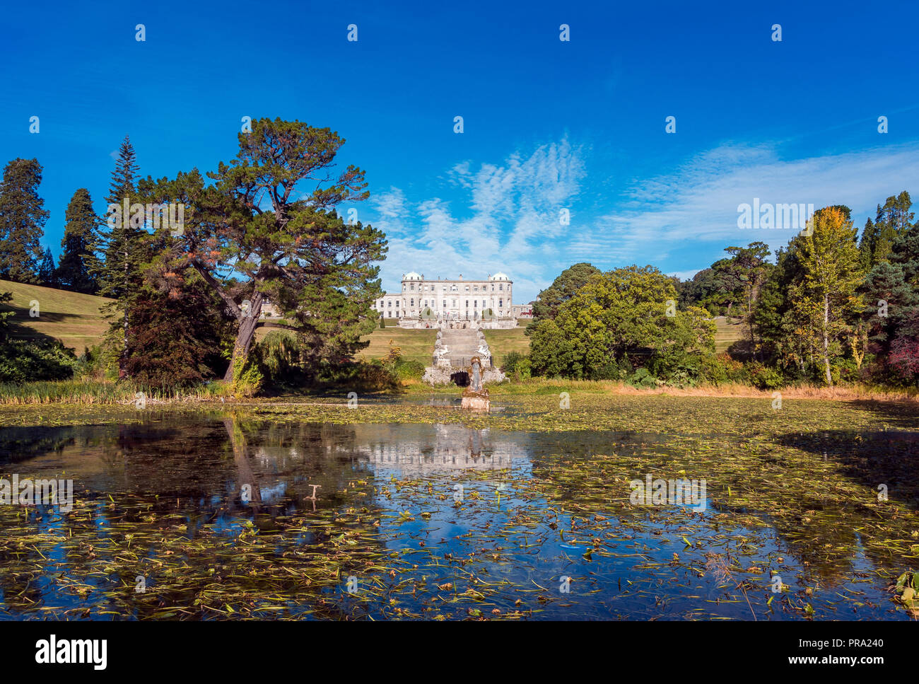 Bray, Irland, 24. September 2018. Powerscourt House im Powerscourt Garden. Panoramablick. Es ist eines der führenden touristischen Attraktionen in Irela Stockfoto