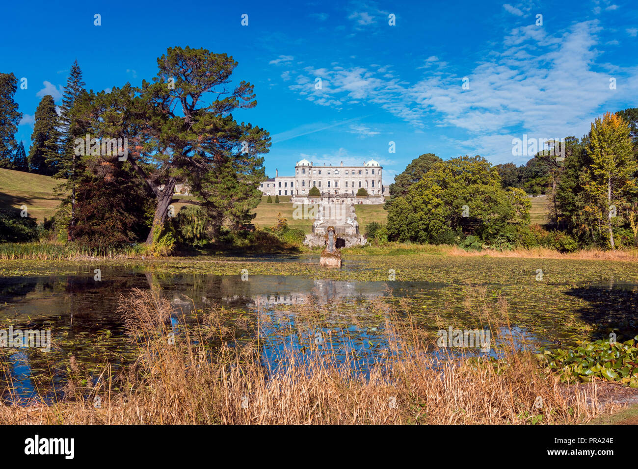 Bray, Irland, 24. September 2018. Powerscourt House im Powerscourt Garden. Panoramablick. Es ist eines der führenden touristischen Attraktionen in Irela Stockfoto