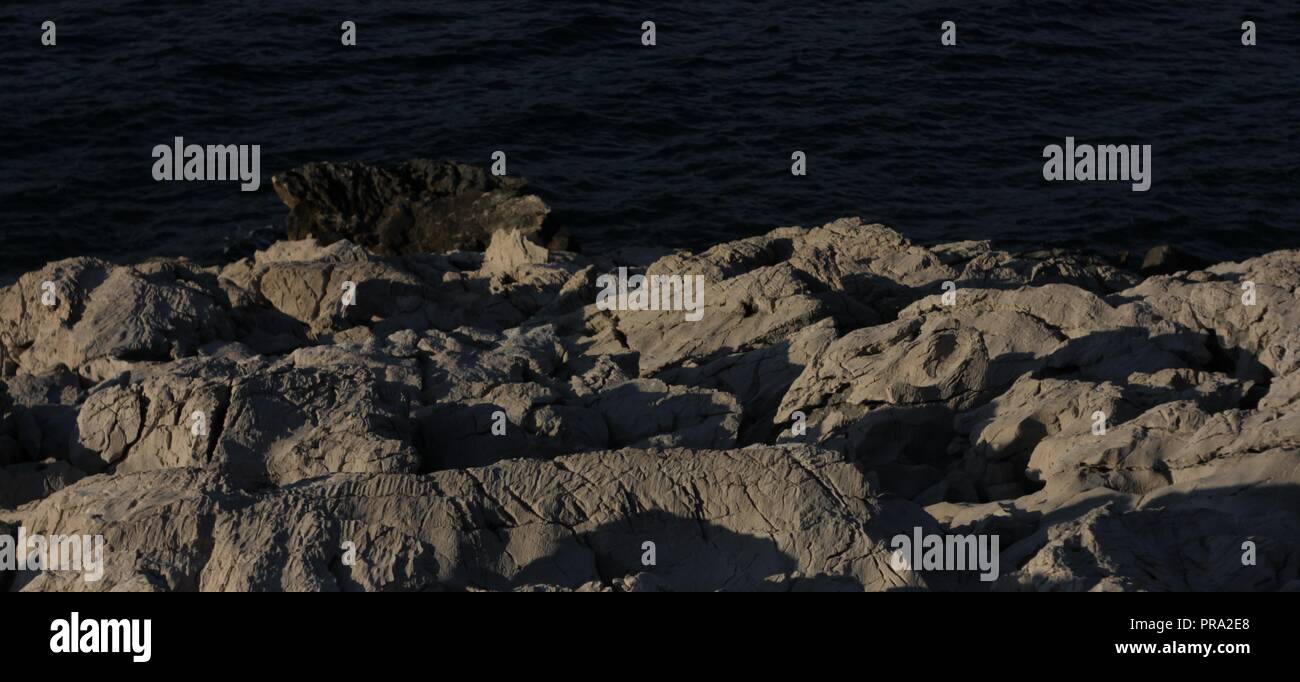 Kalksteine, der am Ufer des Meeres Stockfoto