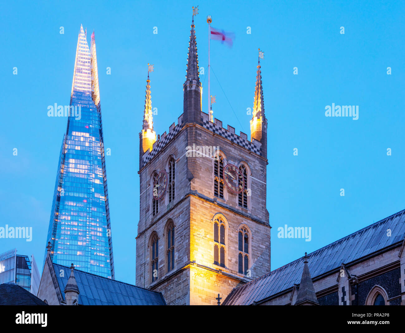 Europa, Vereinigtes Königreich, England, London, Der Shard von Renzo Piano und Southwark Cathedral entworfen Stockfoto