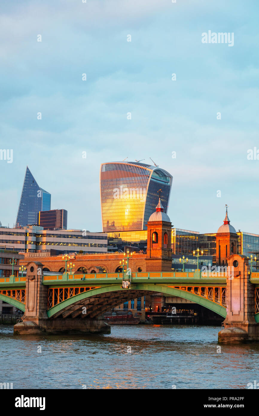 Europa, Vereinigtes Königreich, England, London, die Walkie Talkie Gebäude von Rafael Vinoly 20 Fenchurch Street und London Bridge. Stockfoto