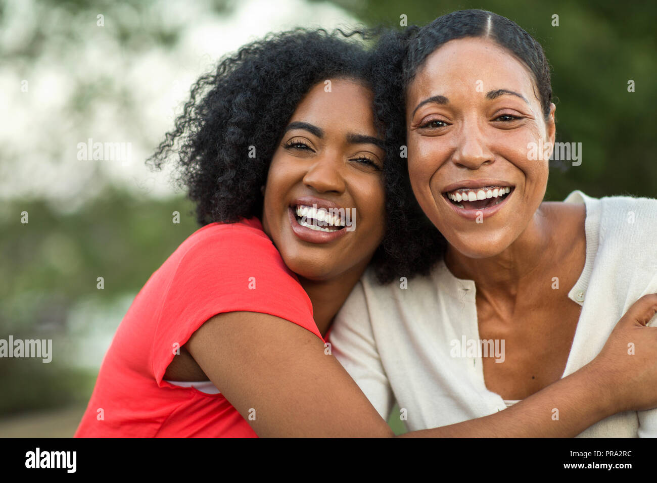 Afrikanische amerikanische Mutter ihre erwachsene Tochter umarmte. Stockfoto