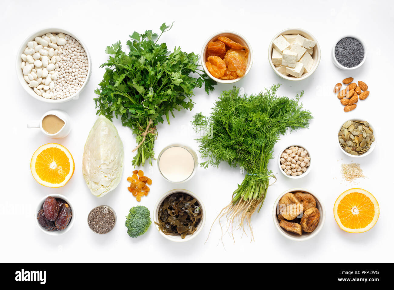 Quelle für Kalzium für Vegetarier. Gesunde Lebensmittel sauber Essen: Obst,  Gemüse, Samen, superfood, Blattgemüse auf weißem Hintergrund der Ansicht  von oben Stockfotografie - Alamy