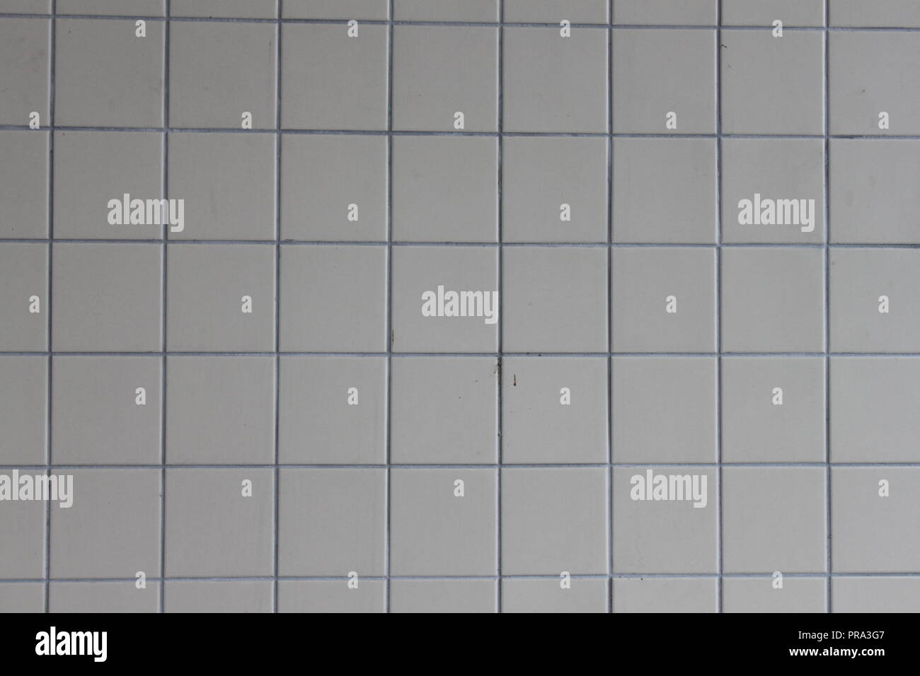 Weißen Mosaikfliesen an einer Wand Stockfoto