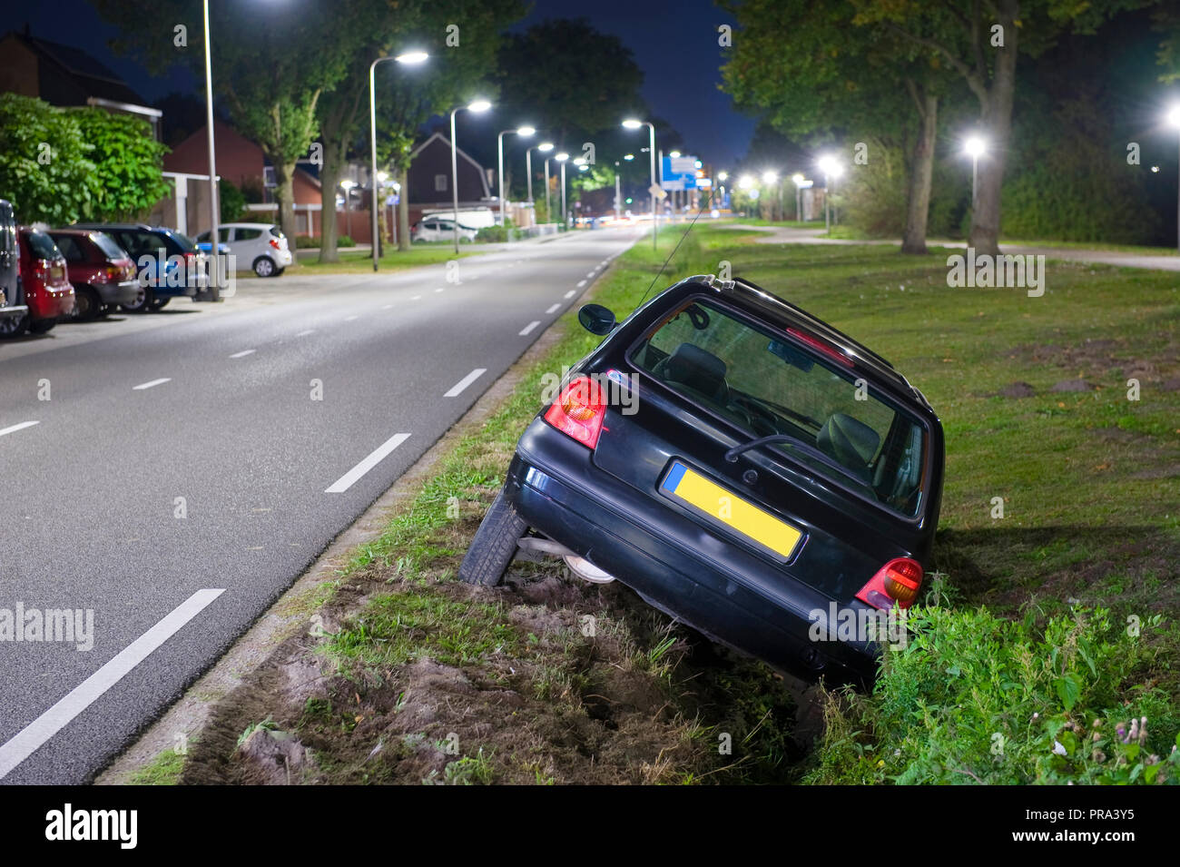 Ein Auto in einen Graben gefahren Stockfotografie - Alamy