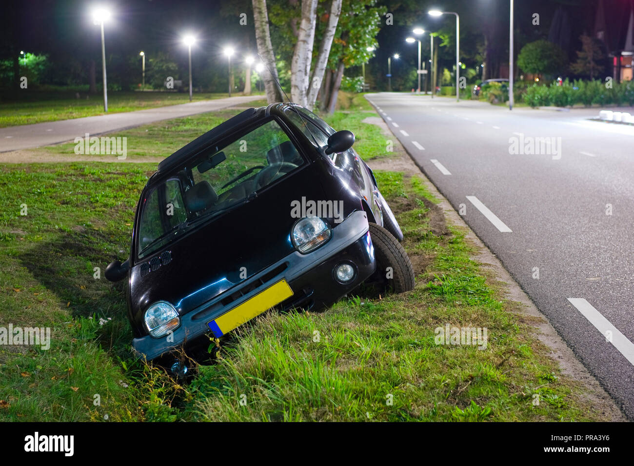 Ein Auto in einen Graben gefahren Stockfotografie - Alamy