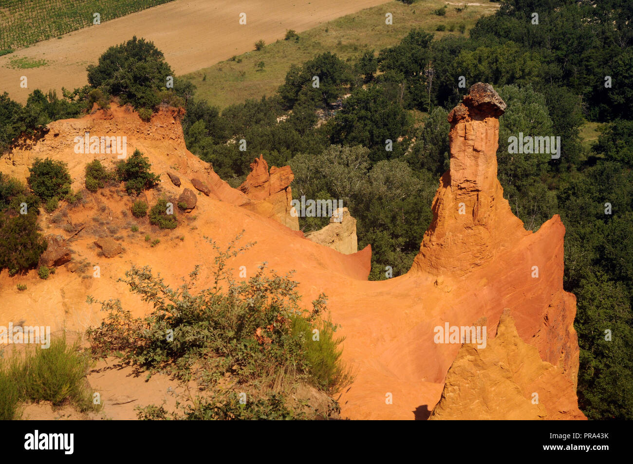 Die farbigen Klippen, das Ergebnis von Ocker Extraktion, an der Colorado Provencal de Rustrel im Luberon Region im Süden von Frankreich. Stockfoto