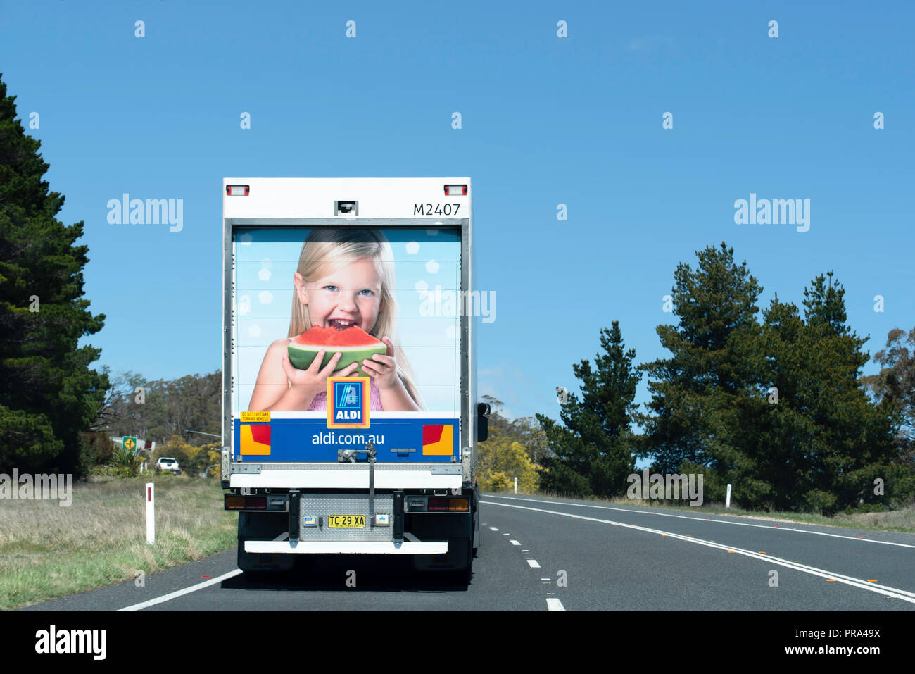 Ein Aldi Auflieger Lkw auf der Great Western Highway zwischen Sydney und Bathurst. Stockfoto