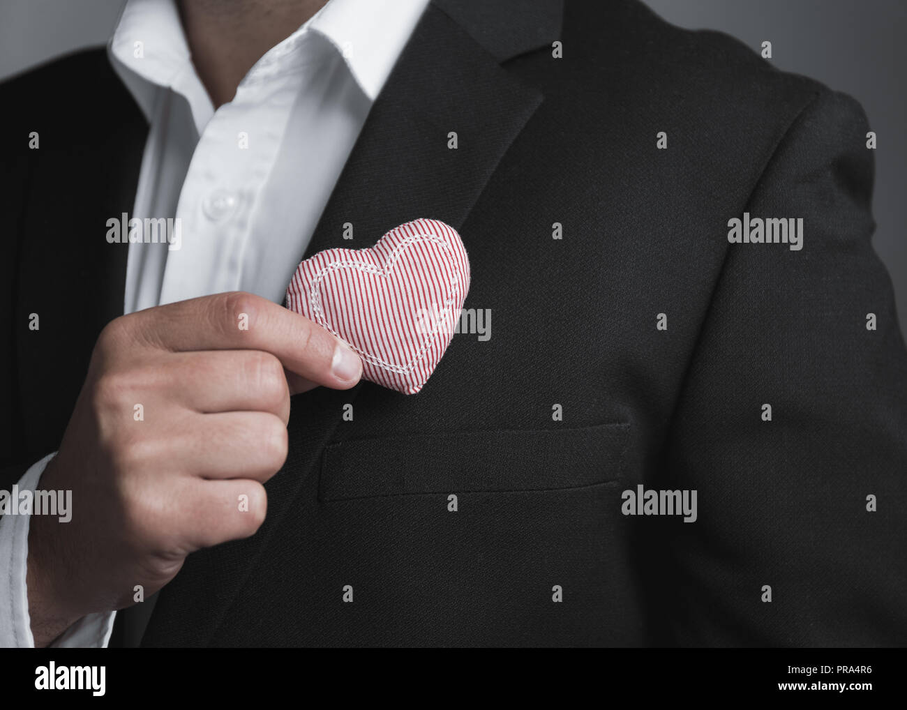 Hand des Geschäfts Mann mit einem Tuch Herz. Stockfoto