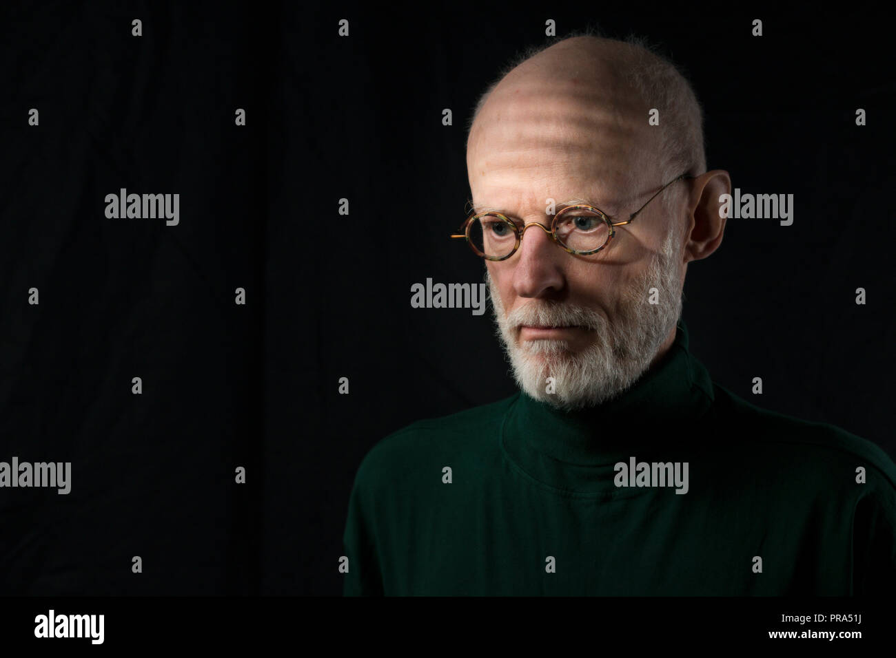 Portrait von älteren Menschen auf schwarzem Hintergrund Stockfoto