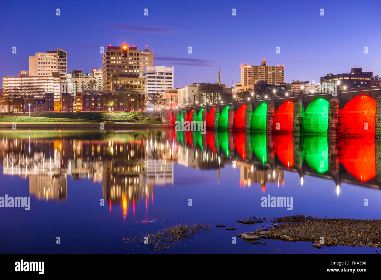 Harrisburg, Pennsylvania, USA Skyline auf dem Susquehanna River in der Nacht. Stockfoto