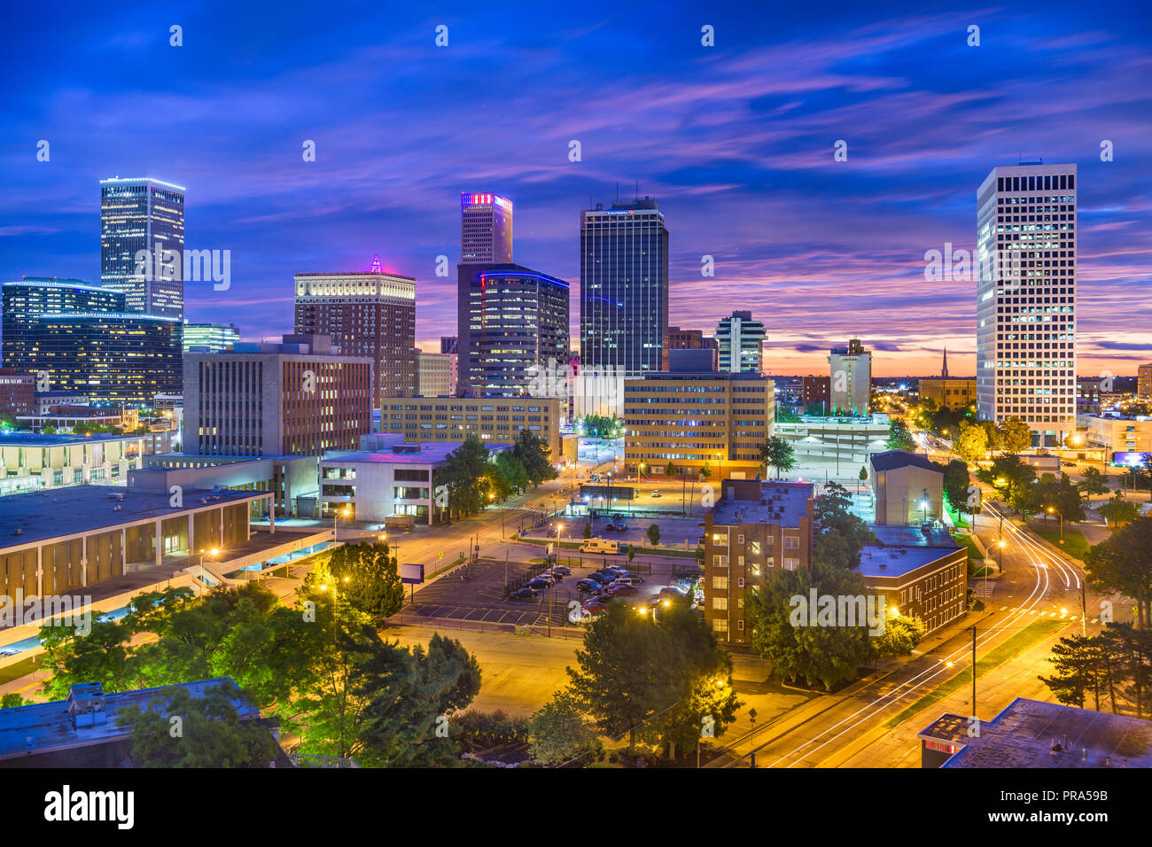 Tulsa, Oklahoma, USA die Skyline in der Dämmerung. Stockfoto