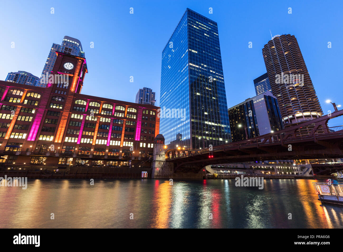 Farbenfrohe Architektur von Chicago in Chicago River in der Nacht. Chicago, Illinois, USA. Stockfoto
