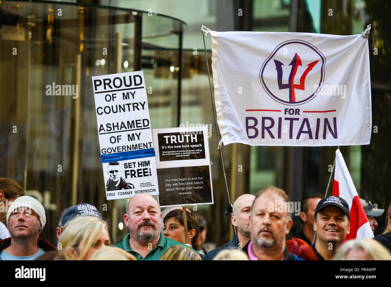 Die demonstranten als Tommy Robinson AKA Stephen Yaxley Lennon in der Zentralen Strafgerichtshof (Old Bailey) erschien, London wegen Missachtung des Gerichts Stockfoto Die demonstranten als Tommy Robinson AKA Stephen Yaxley Lennon in der Zentralen Strafgerichtshof (Old Bailey) erschien, London wegen Missachtung des Gerichts Stockfoto