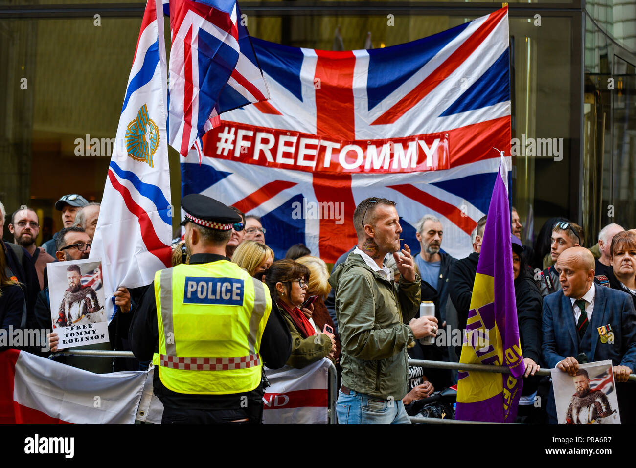 Die demonstranten als Tommy Robinson AKA Stephen Yaxley Lennon erschien in zentralen Strafgerichtshof (Old Bailey), London beschuldigt von der Missachtung des Gerichts UKIP Flagge Stockfoto Die demonstranten als Tommy Robinson AKA Stephen Yaxley Lennon erschien in zentralen Strafgerichtshof (Old Bailey), London beschuldigt von der Missachtung des Gerichts UKIP Flagge Stockfoto