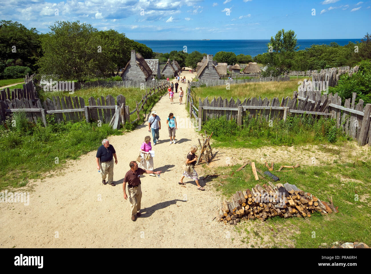 Besucher wandern in der Plimoth Plantation (Wiederinkraftsetzung des siebzehnten Jahrhunderts englischen Dorf), Plymouth, Plymouth County, Massachusetts, USA Stockfoto