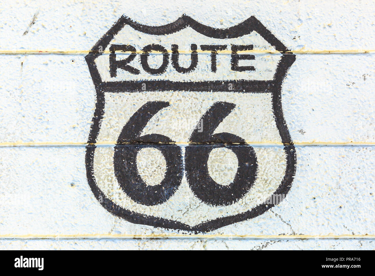 Historische Route 66 Schild auf eine weiße Wand in Barstow, Kalifornien, berühmte Kreuzung zwischen Los Angeles und Las Vegas. Mutter Straße oder 66 Hintergrund. Stockfoto