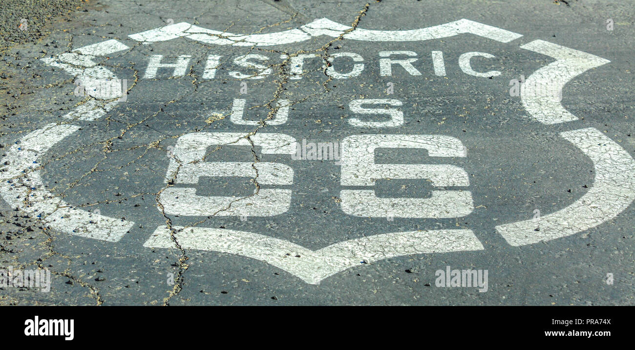 Nahaufnahme von straßenschild an der historischen Route 66 in Barstow, Mojave Wüste. Mutter Straße oder 66 Hintergrund. Stockfoto