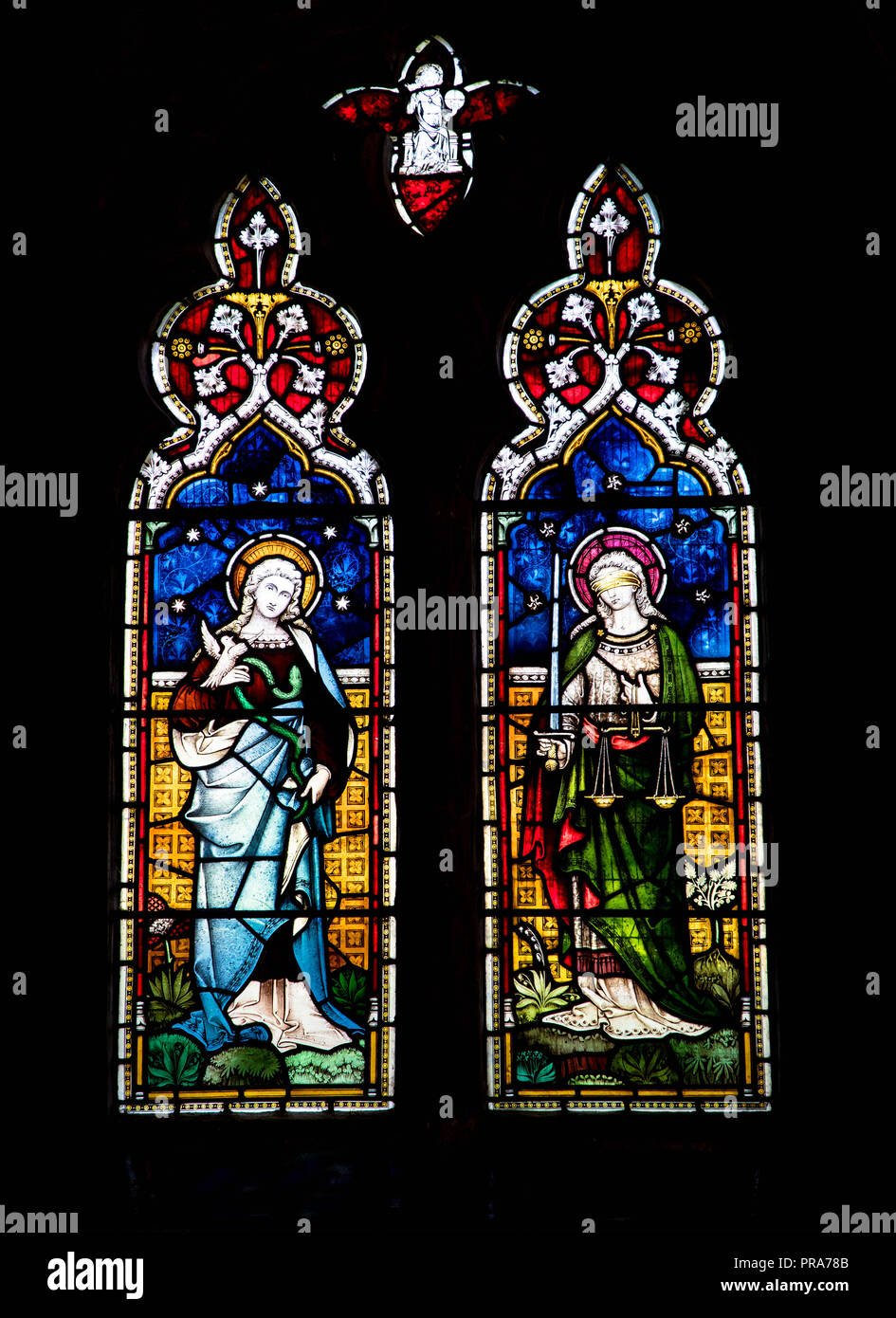 Glasmalereien der Darstellung der Heiligen Geist und Blinde Gerechtigkeit. St. George Kirche Brinsop Herefordshire UK. September 2018. Stockfoto