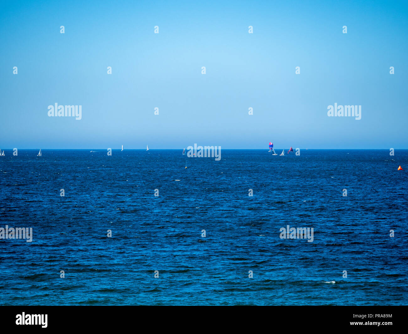 Segelboote im Segeln in den Abstand entlang Deep Blue, tropischen Wasser und klare Himmel Stockfoto