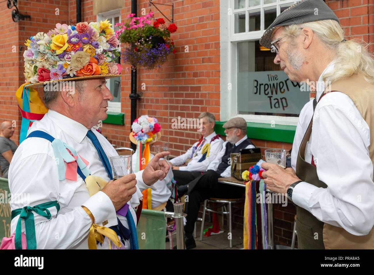 Sonntag, 12. August 2018 - Die alte Tradition der Lymm Rushbearing wurde nach einer Abwesenheit von zwei Jahren wiederbelebt. Lymm Morris Tänzerinnen durin Stockfoto