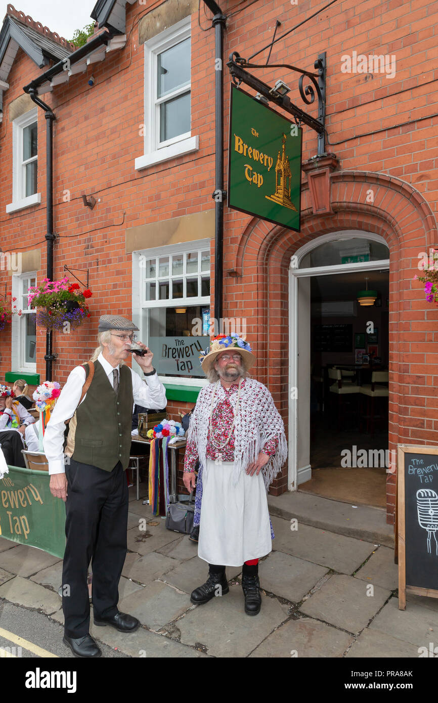 Sonntag, 12. August 2018 - Die alte Tradition der Lymm Rushbearing wurde nach einer Abwesenheit von zwei Jahren wiederbelebt. Lymm Morris Tänzerinnen durin Stockfoto