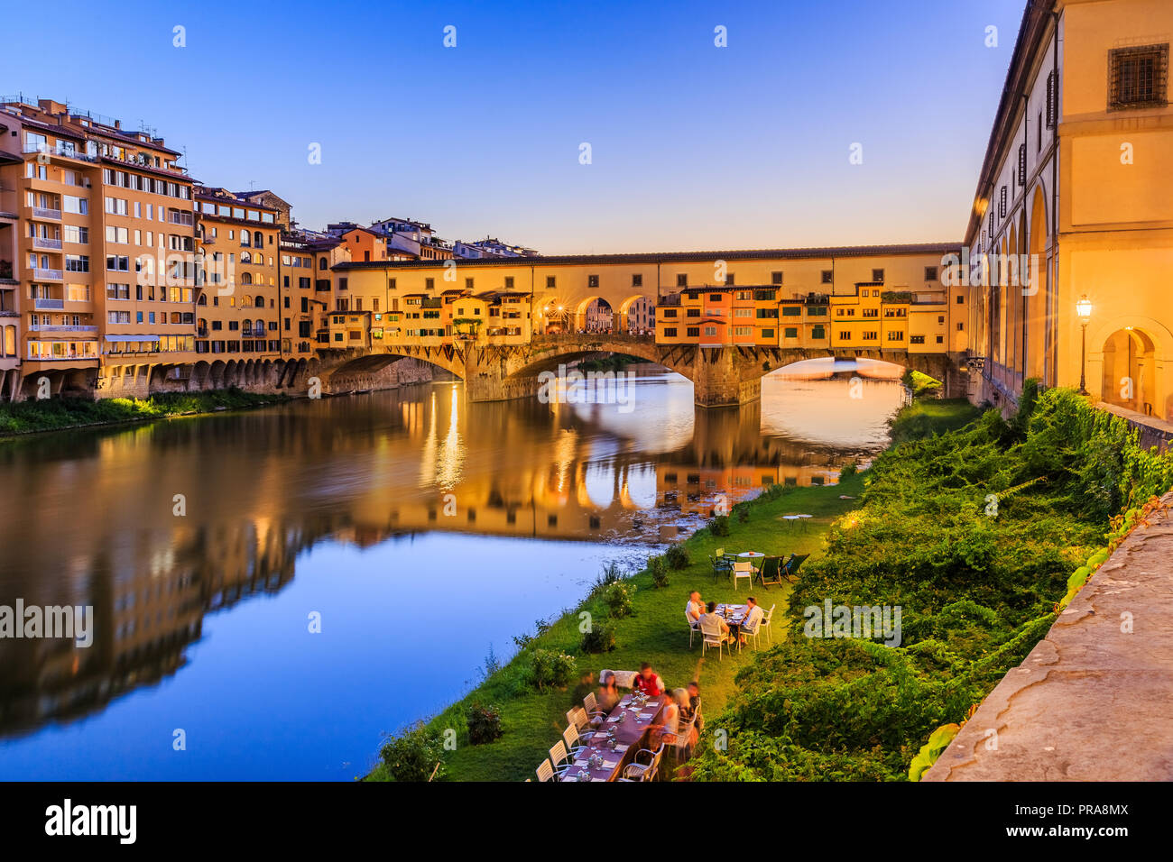 Florenz, Italien. Ponte Vecchio über den Arno in der Dämmerung. Stockfoto