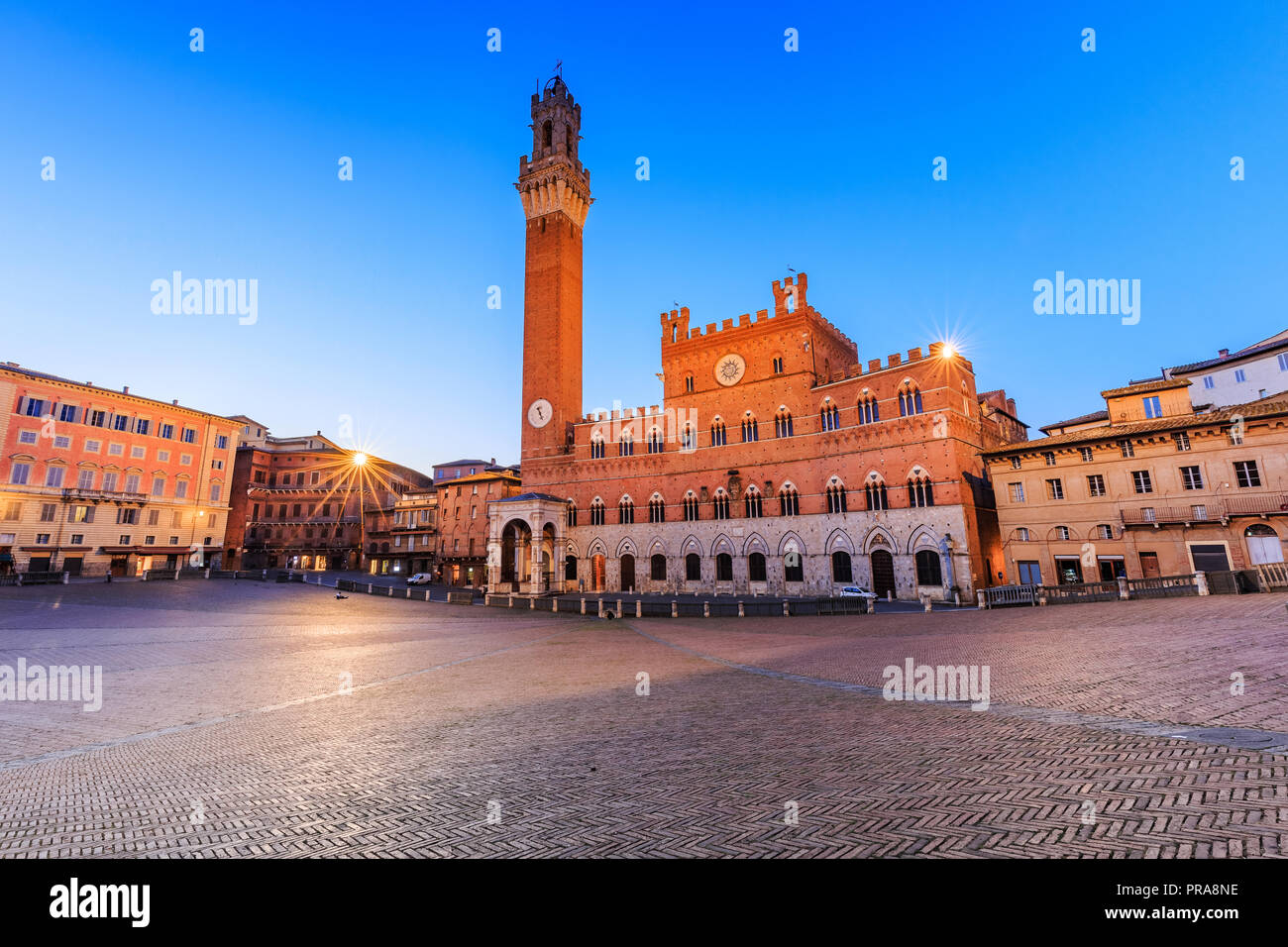 Siena, Italien. Palazzo Publico, Piazza del Campo in der Dämmerung. Stockfoto