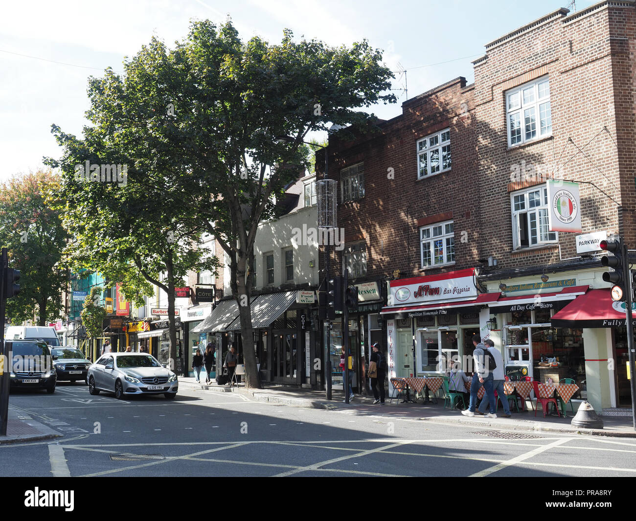 Blick auf die Geschäfte und Restaurants im Parkway in Camden in London Stockfoto